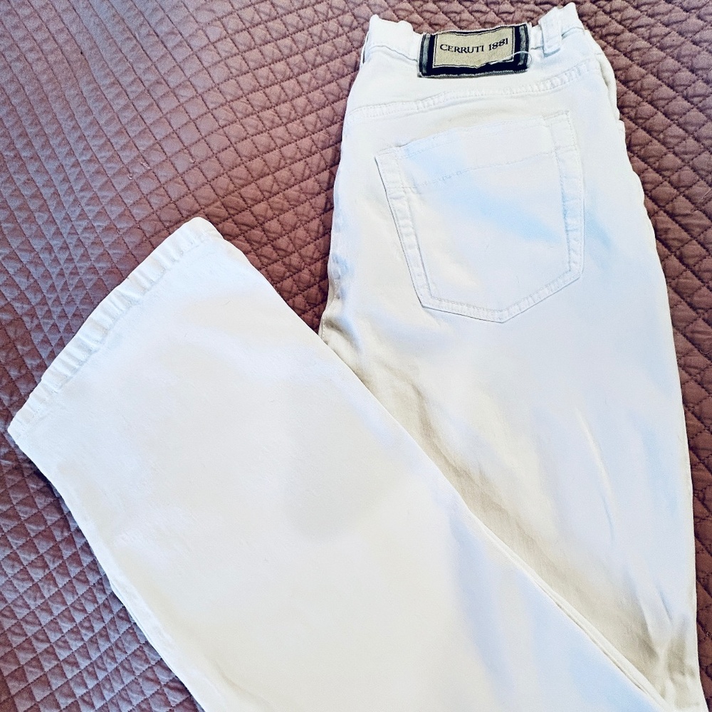 Cerruti  1881 women's white straight leg jeans. Made in Italy.